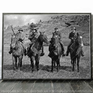 Puede incluir: Fotografía en blanco y negro de cuatro hombres a caballo cabalgando por un paisaje rocoso. Los hombres llevan sombreros y abrigos largos. Los caballos están todos mirando hacia adelante y con la cabeza alta.