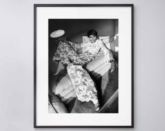 Diana Ross poses for a portrait session 1975. Vintage - High Quality Print