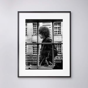 Bob Dylan pictured walking past a shop window in London 1966. Vintage - High Quality Print