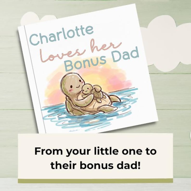 Może przedstawiać: Okładka książki dla dzieci z napisem "Charlotte Loves her Bonus Dad". Ilustracja przedstawia dwa kresk&oacute;wkowe ż&oacute;łwie w wodzie, jeden trzyma drugiego. Poniżej znajduje się znak z napisem "From your little one to their bonus dad!"