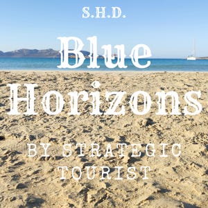 Pode incluir: Uma cena de praia com o texto "S.H.D. Blue Horizons by Strategic Tourist" em branco. A imagem apresenta uma praia arenosa, água azul e um céu limpo. Um veleiro é visível ao fundo.