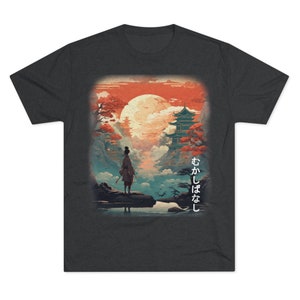 Könnte beinhalten: Ein dunkelgraues T-Shirt mit einer bunten Illustration einer Person, die vor einem japanischen Tempel mit einem großen Mond im Hintergrund steht. Der Text "もかしななし" ist auf der rechten Seite des Bildes aufgedruckt.