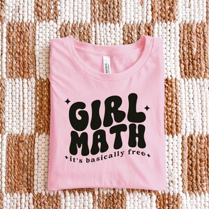 Girl Math, Sudadera con estampado gráfico, Frases, Es prácticamente gratis, Cuello redondo Gildan, Bella Canvas, Comfort Colors, Corte holgado Pink T-shirt