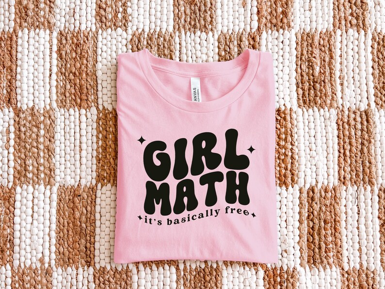 Girl Math, Sudadera con estampado gráfico, Frases, Es prácticamente gratis, Cuello redondo Gildan, Bella Canvas, Comfort Colors, Corte holgado Pink T-shirt
