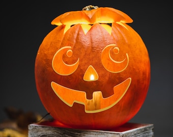 Puede incluir: Una calabaza naranja tallada como linterna con una luz interior brillante. La calabaza presenta una tapa, dos ojos en forma de media luna, una nariz triangular y una boca ancha y dentada con un diente visible, todo iluminado desde el interior.