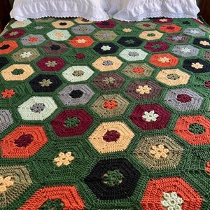 Överkast/filt/pläd i stil med Flaskpräst - handvirkat av mig själv och helt unikt. Färgglada hexagoner/lapptäcke.