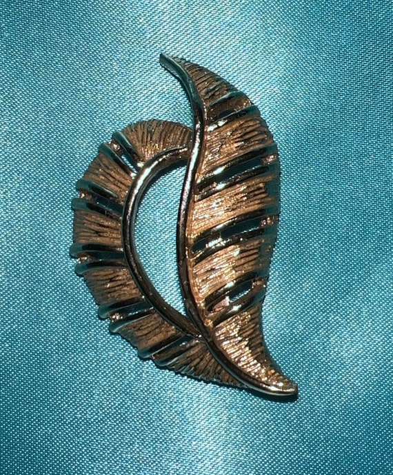 1960s vintage gold tone leaf brooch - image 1