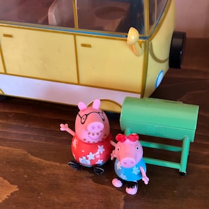 Peppa Pig Family Campervan Play Set with 2 Figures