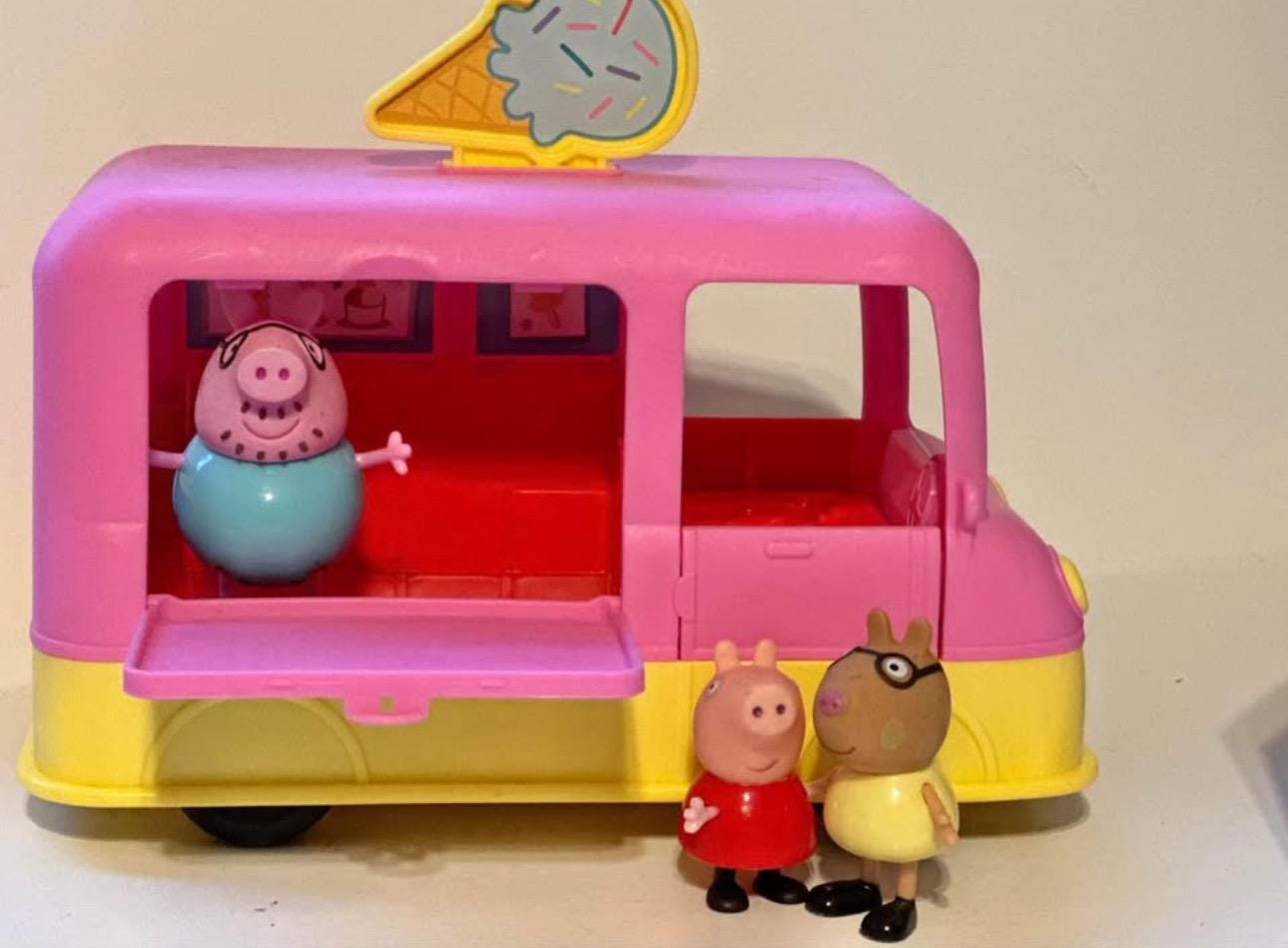 Peppa Pig Peppa's Ice Cream Truck with 2 Figures
