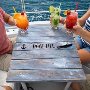 Diseñada para la vida en el agua/mesa portátil compacta para barco/se ensambla en un minuto/se guarda perfectamente/perfecta para espacios pequeños/gris/encalada
