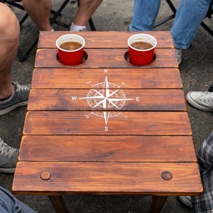 Mesa enrollable Compass Rose en bolsa / Mesa de playa portátil en bolsa / Cedro marrón tierra con vetas y nudos de madera natural