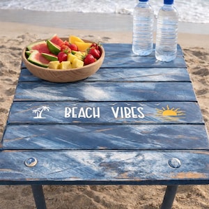ビーチバイブス ロールアップテーブル（バッグ入り）：デニムブルー ポータブル ビーチ、テールゲート、キャンプ、パティオテーブル（バッグ入り） SM ウッドマスターズ