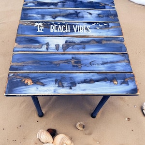 Mesa de playa enrollable Beach Vibes en una bolsa/Mesa de playa portátil/Mesa azul/Mesa ligera/Madera de cedro/Regalo para amantes de la playa/Mesa en una bolsa