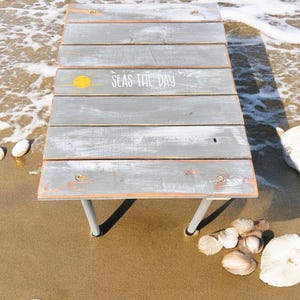 Mesa de playa Seas the Day lavada en gris y blanco en una bolsa/Mesa de playa portátil/Mesa de madera recuperada/Mesa liviana/Mesa/Regalo para amantes de la playa