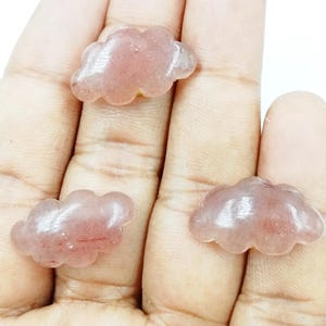 Natürlicher Erdbeerquarz, geschnitzt, schlichte Wolkenform, Erdbeerquarz-Anhänger, geschnitzt, schlichte Wolkenform, Schmuckperle im Großhandel, 22 x 13 mm, Angebot