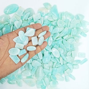 K&ouml;nnte beinhalten: Ein gro&szlig;er Haufen hellblauer und gr&uuml;ner Edelsteinchipse. Die Chips haben verschiedene Formen und Gr&ouml;&szlig;en, darunter ovale, runde und rechteckige.