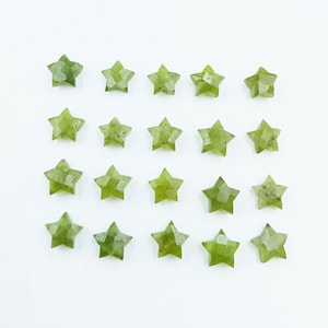 以下が含まれることがあります： 白い背景にグリッドパターンで配置された20個の緑色の星形宝石カボション