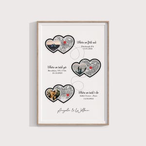 Puede incluir: Una impresión vertical enmarcada con tres grupos en forma de corazón, cada uno con una foto y un mapa con un marcador rojo. El texto incluye Where we first met, Where we said yes, Where we said i do y Angela & William.