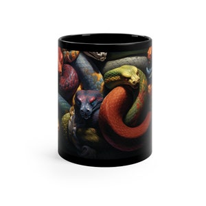 Könnte beinhalten: Schwarze Keramik-Tasse mit einer detaillierten Illustration von bunten Schlangen. Die Schlangen sind in Rot-, Blau-, Grün- und Gelbtönen dargestellt und bilden einen auffälligen Kontrast zum schwarzen Hintergrund. Ein einzigartiges und auffälliges Design.