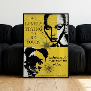 Può includere: Un poster incorniciato con un design giallo e nero. Il poster presenta due volti e il testo "SO LONELY TRYING TO BE YOURS" e "is she the girl thats from the video". Il testo in basso dice "everybody knows that I want your love".