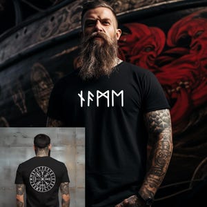 Può includere: T-shirt nera con testo runico bianco "FAM". L'immagine mostra una persona che indossa la maglietta, con una manica tatuata. Una seconda immagine mostra il retro della maglietta con un disegno di bussola vichinga bianca.