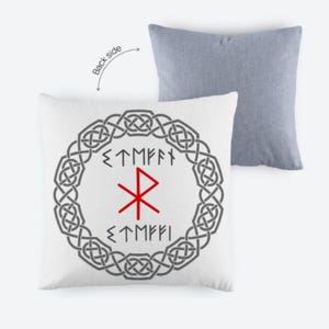 Può includere: Cuscino bianco con bordo a nodi celtici grigi e simboli rossi e neri. Il retro è blu chiaro tinta unita. Un cuscino decorativo per la casa.