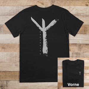 Può includere: T-shirt nera con un grande simbolo runico bianco invecchiato sul retro e la parola "Vorne" sotto una runa più piccola sul davanti. Il design presenta una linea verticale con tre rami.