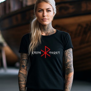 Può includere: Maglietta nera con un simbolo rosso e il testo "EFRN  TNORM" stampato sul davanti.