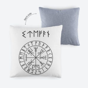 Può includere: Cuscino quadrato bianco con un disegno di bussola vichinga nera e rune. Il retro del cuscino è blu chiaro tinta unita. Il design include il testo "ETMEFX" in alto.