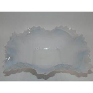 Puede incluir: Un juego de tres cuencos de cerámica anidados en tamaños graduados. Los cuencos presentan un acabado moteado y mate en tonos crema, marrón claro y marrón oscuro. El cuenco más grande tiene aproximadamente 20 cm de diámetro.