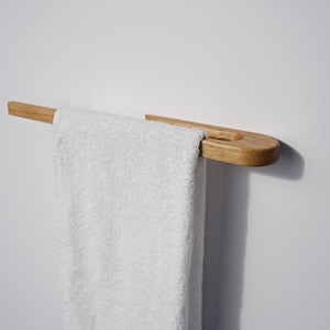 Porte-serviettes de salle de bain minimaliste en bois de chêne, porte-serviettes de bain, cadeau pour nouvelle maison, porte-serviettes fonctionnel de style scandinave, porte-serviettes