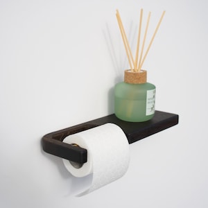 Porta carta igienica in rovere fumé massello con ripiano, ripiano in legno minimalista con maniglia in ottone, ripiano per carta igienica tris per il bagno