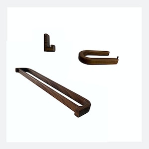 Può includere: Set di tre portasciugamani in legno con finitura marrone scuro. Il set comprende una barra portasciugamani lunga, un piccolo gancio e un anello portasciugamani a forma di U.
