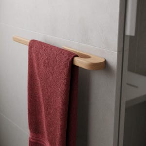 Minimalistischer Handtuchhalter aus Eichenholz: Skandinavisches Badezimmer Dekor Bild 13