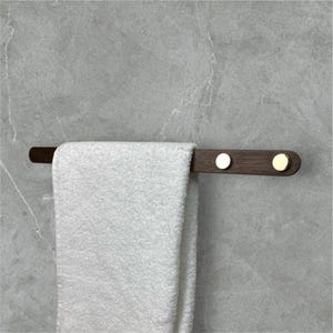 Porte-serviettes minimaliste en bois, long porte-serviettes de bain en noyer américain, porte-serviettes fonctionnel fait main dans un style scandinave,