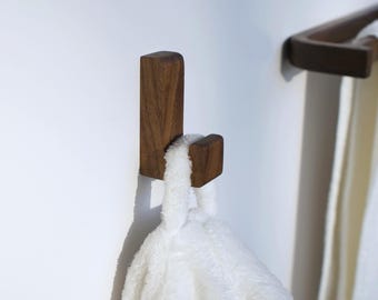 Crochets muraux en bois de noyer américain : décoration minimaliste moderne