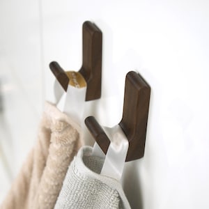 Stilvolle selbstklebende Haken aus Esche aus amerikanischem Holz: minimalistische Wandhänger