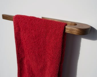 Minimalistischer Handtuchhalter aus Amerikanischer Walnuss: Badezimmer Dekor im Skandinavischen Stil