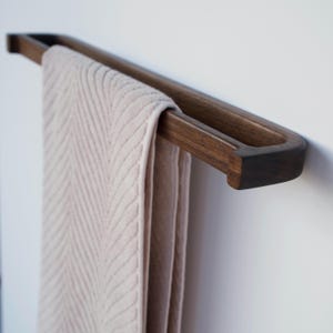 Porte-serviettes en noyer américain : étagère flottante de style scandinave