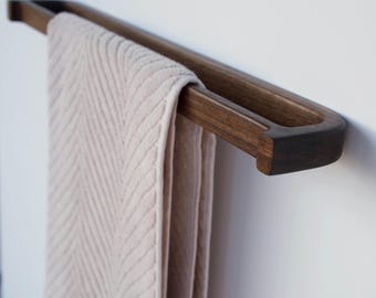 Handtuchhalter aus amerikanischem Nussbaum: Schweberegal im Skandi-Stil