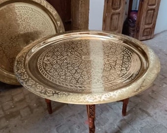 Tavolino da tè marocchino; Vassoio con gambe pieghevoli in legno di cedro; vassoio in ottone intagliato