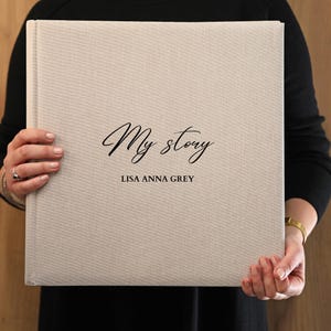 Álbum de fotos grande de lino: diseño minimalista con cubierta personalizada con impresión UV. Regalo premium y recuerdo familiar de estilo escandinavo.