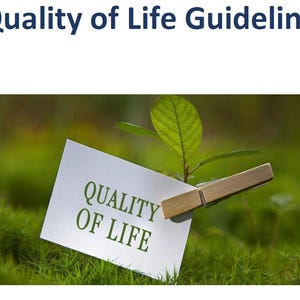 Puede incluir: Una tarjeta blanca con el texto "CALIDAD DE VIDA" escrito en letras verdes está unida a una pequeña planta verde con una pinza de madera. La planta está creciendo en un lecho de musgo verde.