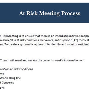 Könnte beinhalten: Ein Dokument mit dem Titel „At Risk Meeting Process“ mit einer dunkelblauen Kopfzeile. Der Text beschreibt den Zweck des Treffens: ein interdisziplinärer Ansatz für Bewohner mit verschiedenen Gesundheitsproblemen. Der Prozess umfasst wöchentliche Überprüfungen von Stürzen, Verhaltensweisen und anderen Gesundheitsproblemen.