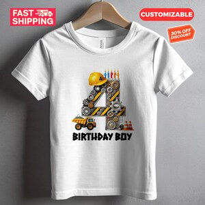 Puede incluir: Camiseta blanca con un diseño de cumpleaños con temática de construcción. El número 4 está hecho de engranajes y herramientas, con un camión de construcción amarillo y un sombrero de cumpleaños. El texto "Birthday Boy" está impreso debajo del diseño.
