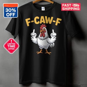 Puede incluir: Camiseta negra con un dibujo de un pollo de dibujos animados haciendo un gesto obsceno. El texto "F-CAW-F" está en amarillo encima del pollo. La camiseta tiene cuello redondo y mangas cortas. También hay pegatinas promocionales.