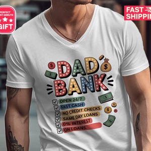 Maglietta &quot;Dad Bank&quot;, maglietta con scollo a V, canotta, maglietta divertente per papà, regalo per papà, maglietta per la festa del papà 2025, regalo per papà, papà, barzelletta per papà, regalo per lui