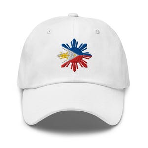 Può includere: Cappellino da baseball bianco con una bandiera filippina ricamata a forma di stella.