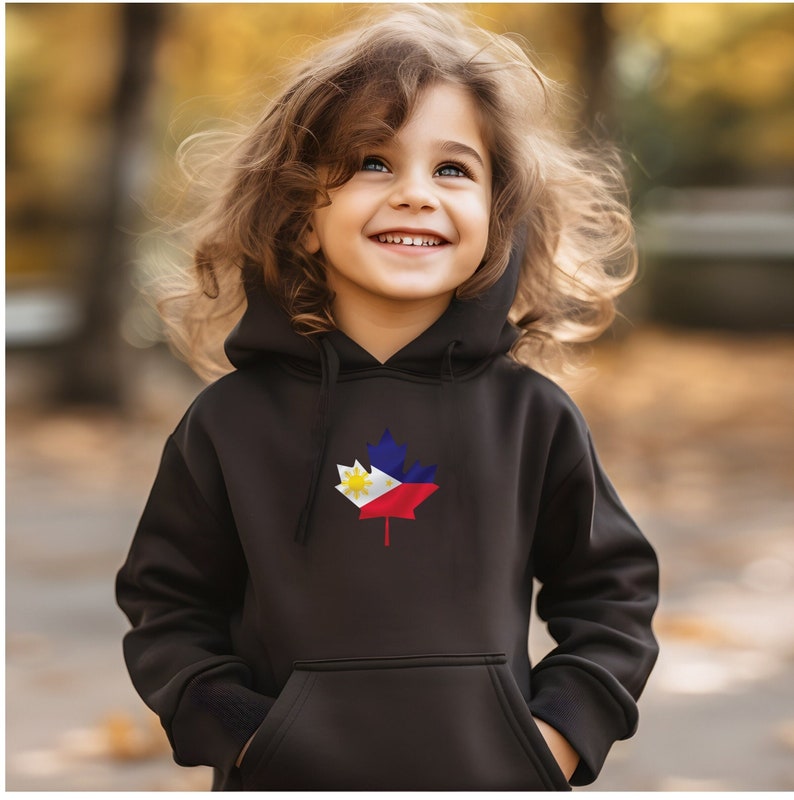 Peut inclure: Un sweat &agrave; capuche noir avec un motif de feuille d'&eacute;rable aux couleurs du drapeau philippin. Le sweat &agrave; capuche a une capuche et une poche kangourou.