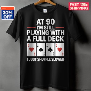 Camiseta divertida de póker para 90 cumpleaños, cuello en V, manga larga, jugador de cartas con baraja completa, regalo de póker 2025, camiseta para amantes del casino, camiseta de póker